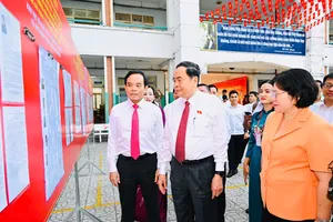 Chủ tịch Quốc hội Trần Thanh Mẫn, Bí thư Thành ủy TPHCM Trần Lưu Quang bỏ phiếu bầu cử tại xã Hóc Môn