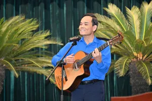 Bí thư Thành ủy TPHCM Trần Lưu Quang vừa đánh đàn vừa hát tặng 600 cán bộ đoàn