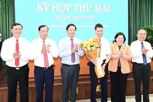 Phó Bí thư Thường trực Thành ủy TPHCM Lê Quốc Phong, Phó Bí thư Thành ủy TPHCM Văn Thị Bạch Tuyết và lãnh đạo HĐND TPHCM, UBND TPHCM tặng hoa chúc mừng ông Trương Trung Kiên. Ảnh: VĂN MINH