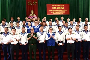 Lãnh đạo TPHCM thăm chiến sĩ mới tại Trung tâm Huấn luyện Vùng 4 Hải quân