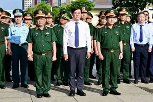 Lãnh đạo Bộ Quốc phòng và Thành ủy TPHCM dâng hoa tưởng nhớ Chủ tịch Hồ Chí Minh