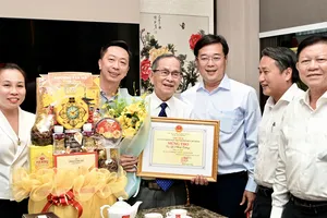 Lãnh đạo Thành ủy TPHCM thăm, chúc thọ người cao tuổi