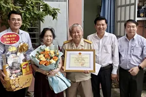 Trưởng Ban Nội chính Thành ủy TPHCM thăm, chúc thọ người cao tuổi tiêu biểu