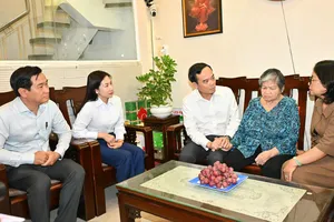 Bí thư Thành ủy TPHCM Trần Lưu Quang thăm các gia đình chính sách tiêu biểu