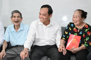 Bí thư Thành ủy TPHCM Trần Lưu Quang thăm gia đình chính sách tại Côn Đảo