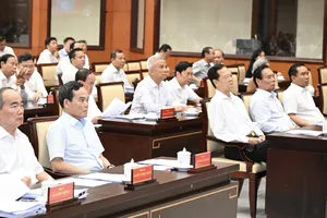 Các đồng chí lãnh đạo, nguyên lãnh đạo Đảng, Nhà nước và TPHCM cùng các đại biểu dự Hội nghị toàn quốc triển khai thực hiện một số nghị quyết, chỉ thị của Bộ Chính trị tại điểm cầu TPHCM. Ảnh: VIỆT DŨNG