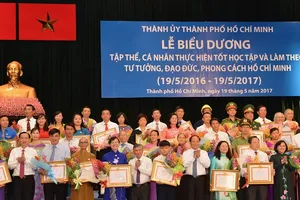Thành phố tuyên dương các tập thể,cá nhân điển hình trong việc học tập và làm theo tấm gương đạo đức Hồ Chí Minh. Ảnh:Việt Dũng  ​