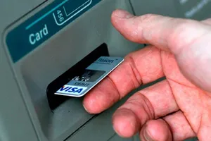 Dùng hộ chiếu giả mở tài khoản rút tiền trái pháp luật