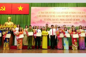 Quận 11 trao Huy hiệu Đảng, tuyên dương gương “Làm theo Bác”