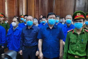 Bị cáo Đinh La Thăng (hàng đầu, thứ 4 từ trái qua) cùng các đồng phạm tại phiên tòa