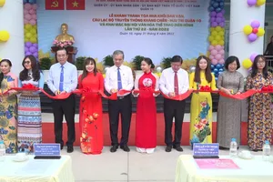 Lãnh đạo TPHCM và quận 10 cắt băng khánh thành công trình trụ sở Khối Dân vận, CLB Truyền thống kháng chiến - Hưu trí quận 10