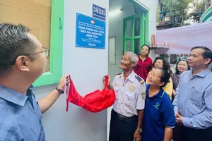 Gia đình ông Nguyễn Văn Hùng vui mừng bên căn nhà mới