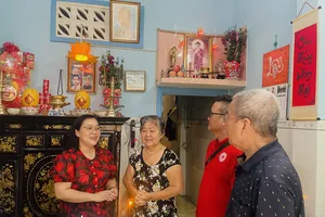 Bà Châu Thị Cẩm Vân (thứ 2 từ trái sang, người cao tuổi neo đơn) bày tỏ niềm vui khi được chăm lo ngày tết