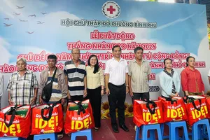 Lãnh đạo phường Bình Phú trao quà an sinh đến các hộ dân có hoàn cảnh khó khăn 