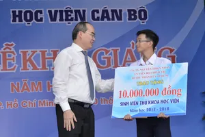Bí thư Thành ủy TPHCM Nguyễn Thiện Nhân trao học bổng cho thủ khoa của Học viện Cán bộ TPHCM. Ảnh VIỆT DŨNG