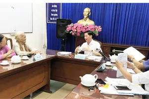 Phó Chủ tịch UBND TPHCM Trần Vĩnh Tuyến (giữa) chủ trì buổi tiếp, giải quyết khiếu nại của công dân vào chiều 19-12-2017. Ảnh: KIỀU PHONG