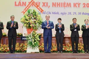 Bí thư Thành uỷ TPHCM Nguyễn Thiện Nhân tặng hoa chúc mừng Đại hội Công đoàn TPHCM. Ảnh: VIỆT DŨNG