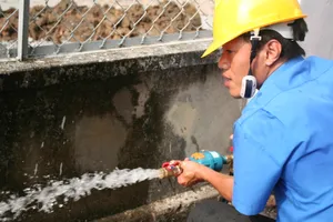 Sawaco đang kiểm tra áp lực nước tại đồng hồ cho khách hàng