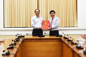 Ông Dương Hồng Thắng (trái) được Chủ tịch UBND TPHCM Nguyễn Thành Phong trao quyết định chỉ định tham gia Ban Chấp hành, Ban Thường vụ, giữ chức Phó Bí thư Huyện ủy Hóc Môn hôm 8-11