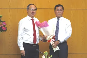 Bí thư Thành ủy TPHCM Nguyễn Thiện Nhân trao quyết định điều động chỉ định Bí thư Quận ủy quận 4 giữ chức Bí thư Quận ủy quận 12. Ảnh: KIỀU PHONG  
