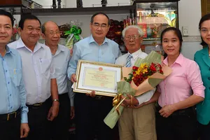 Bí thư Thành ủy TPHCM Nguyễn Thiện Nhân thăm, chúc thọ người cao tuổi tiêu biểu 90 tuổi