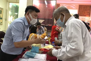 Tặng hơn 3.600 phiếu mua hàng tết cho gia đình chính sách, người nghèo ở quận 3