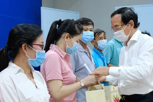 Bí thư Thành ủy TPHCM Nguyễn Văn Nên thăm, chúc tết người nghèo, lao động khó khăn