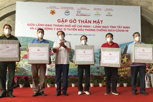 Trên đỉnh núi Bà Đen, Bí thư Thành ủy TPHCM Nguyễn Văn Nên đã trao quà tri ân lực lượng tuyến đầu chống dịch Covid-10. Ảnh: KIỀU PHONG