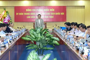Phó Chủ tịch Quốc hội Phùng Quốc Hiển chủ trì buổi làm việc 