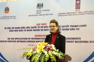 Bà Caitlin Weisen, Quyền Đại diện thường trú của UNDP tại Việt Nam phát biểu tại hội thảo
