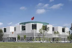 Nhà Quốc hội tọa lạc trên đường Độc Lập, quận Ba Đình, thành phố Hà Nội 
