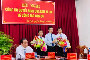 Trao quyết định cho đồng chí Lê Quang Mạnh 
