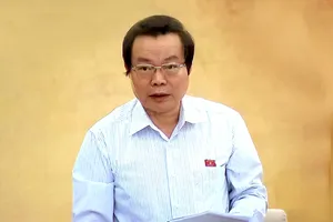 Phó Chủ tịch Quốc hội Phùng Quốc Hiển điều hành phiên họp