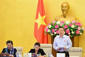 Phó Chủ tịch Quốc hội Phùng Quốc Hiển điều hành phiên họp chiều 9-9 của UBTVQH