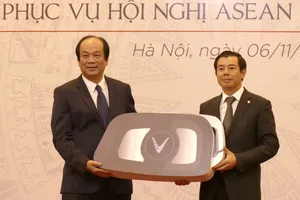 Bộ trưởng,Chủ nhiệm Văn phòng Chính phủ, Phó Chủ tịch Ủy ban Quốc gia ASEAN 2020 Mai Tiến Dũng  nhận biểu trưng chìa khoá xe VinFast từ ông Nguyễn Việt Quang, Phó Chủ tịch kiêm Tổng giám đốc Tập đoàn Vingroup