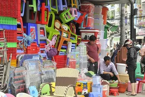 Mua bán tại một hộ kinh doanh ở quận 6, TPHCM. Ảnh: THÀNH TRÍ