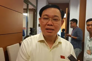 Bí thư Thành ủy Hà Nội Vương Đình Huệ trao đổi với phóng viên chiều 8-6