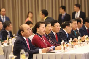 Chủ tịch Quốc hội Nguyễn Thị Kim Ngân, Chủ tịch AIPA 41, Phó Chủ tịch thường trực Quốc hội Tòng Thị Phóng, Trưởng đoàn đại biểu Việt Nam tại AIPA cùng Thủ tướng Nguyễn Xuân Phúc, Phó Thủ tướng Phạm Bình Minh tham dự phiên khai mạc Hội nghị Cấp cao ASEAN  