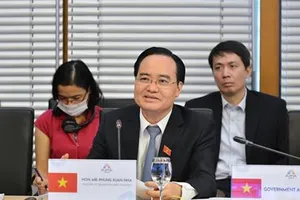 Bộ trưởng Bộ Giáo dục và Đào tạo Phùng Xuân Nhạ tại hội nghị