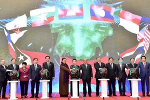 Chủ tịch Quốc hội Nguyễn Thị Kim Ngân và các đại biểu bấm nút khởi động Trang Thông tin điện tử, Ứng dụng trên thiết bị di động của Năm Chủ tịch AIPA 2020