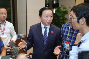 Bộ trưởng Bộ Tài nguyên và Môi trường Trần Hồng Hà  trao đổi với báo chí sáng 24-10. Ảnh: QUANG PHÚC