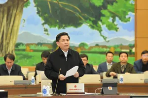 Bộ trưởng Bộ Giao thông Vận tải Nguyễn Văn Thể  báo cáo tại phiên họp. Ảnh: VIẾT CHUNG