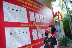 Các tổ chức phụ trách bầu cử phải chủ động theo dõi, nắm thông tin kịp thời về biến động danh sách cử tri, tổng số cử tri trong danh sách tại khu vực bỏ phiếu. Ảnh: ĐỖ TRUNG  