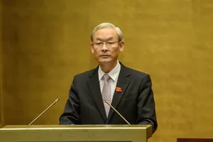 Chủ nhiệm Uỷ ban Tài chính – Ngân sách Nguyễn Phú Cường trình bày báo cáo giải trình, tiếp thu chỉnh lý dự thảo nghị quyết