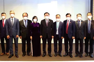 Chủ tịch Quốc hội Vương Đình Huệ gặp 6  Đại sứ Việt Nam tại các nước khu vực châu Âu. Ảnh: DOÃN TẤN