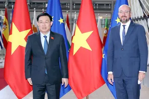 Chủ tịch Quốc hội Vương Đình Huệ và Chủ tịch Hội đồng châu Âu Charles Michel. Ảnh: DOÃN TẤN 