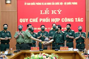 Lãnh đạo Ủy ban Quốc phòng và An ninh cùng Bộ Quốc phòng ký Quy chế phối hợp công tác  ​  ​