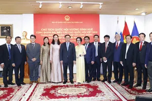 Chủ tịch Quốc hội Vương Đình Huệ và đoàn đại biểu cấp cao Quốc hội Việt Nam và cán bộ, nhân viên Đại sứ quán Việt Nam tại Phần Lan 