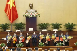 Chủ tịch Quốc hội Vương Đình Huệ trao quyết định cho các Nhóm Nghị sĩ hữu nghị Việt Nam với các nước