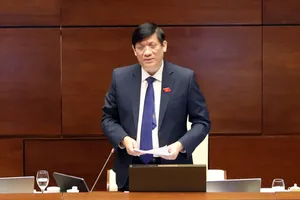 Bộ trưởng Bộ Y tế Nguyễn Thanh Long đang trả lời chất vấn tại phiên họp sáng 10-11. Ảnh: QUANG PHÚC 